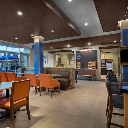 Holiday Inn Express & Suites - Fayetteville South, An Ihg Hotel Bagian luar foto